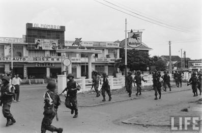 VNA soldiers move to attack the Binh Xuyen.